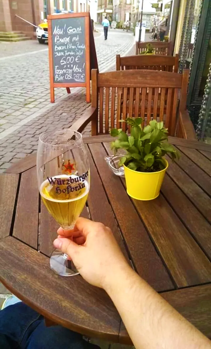Holztisch im Biergarten auf der Obertorstraße mit Blick in die Altstadt