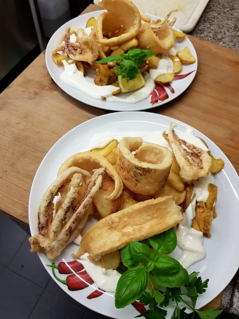 Calamari mit Knoblauchkartoffeln und Dip