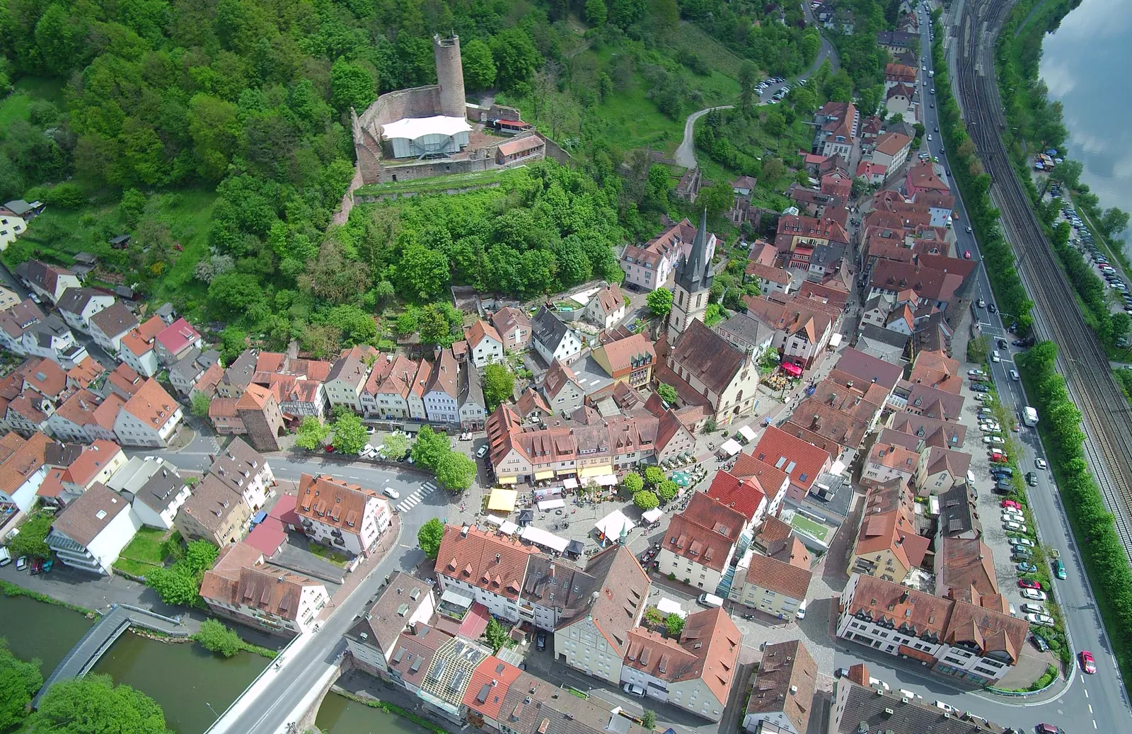 Luftaufnahme der Altstadt von Gemünden am Main mit der Scherenburg