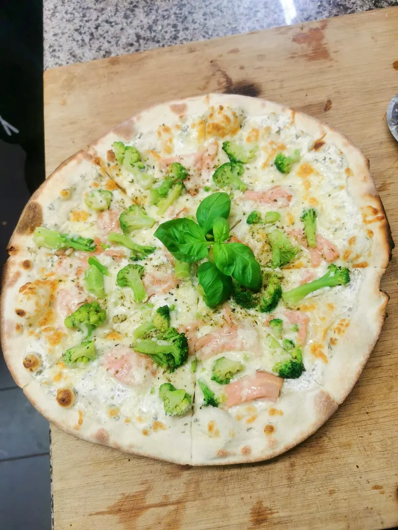 Weiße Pizza mit Lachs und Brokkoli